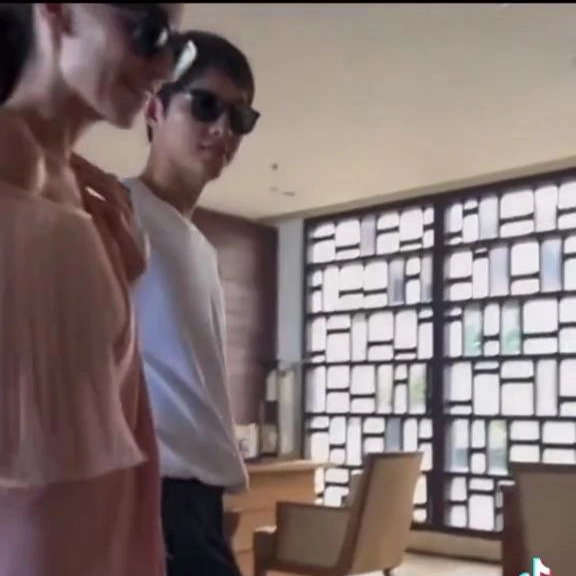 Song Joong Ki thường xuyên đưa bạn gái ra mắt tại những sự kiện quan trọng.