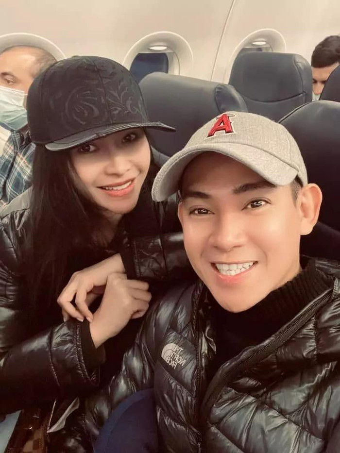 Phùng Ngọc Huy tình tứ bên ca sĩ Đan Kim