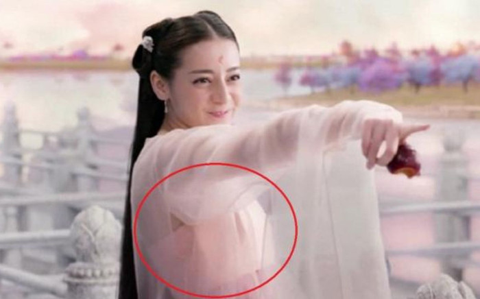 Loạt sạn ngớ ngẩn trong phim Trung: Địch Lệ Nhiệt Ba mặc áo rách vẫn diễn hăng say Ảnh 2