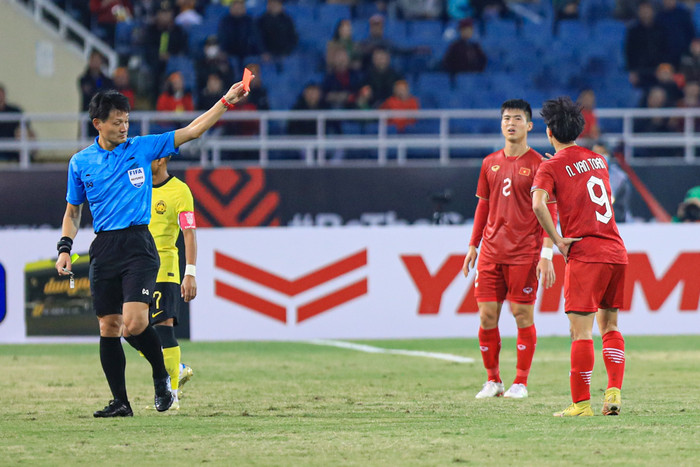 Văn Toàn nhận thẻ đỏ đầu tiên trong sự nghiệp. Ảnh: Minh Dân