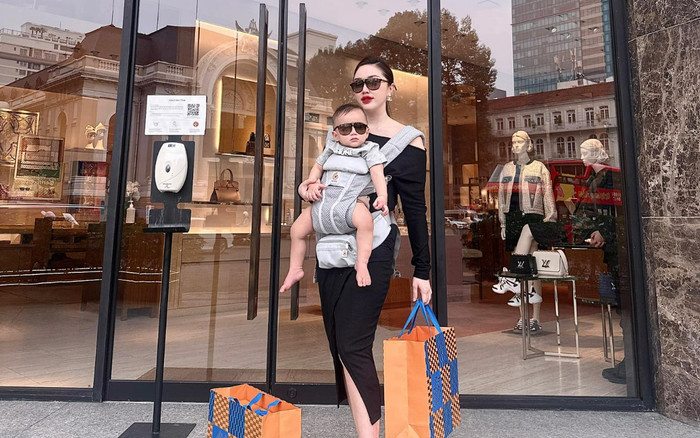 'Ngậm thìa vàng' từ bé như con trai Bảo Thy: 1 tuổi ở biệt thự, đi sắm đồ hiệu như cơm bữa Ảnh 2