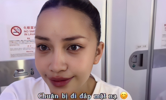 Không những tự tin khoe nhan sắc không trang điểm, Ngọc Châu còn làm hẳn 1 vlog nhỏ ghi lại khoảnh khắc cô ở trên máy bay tẩy trang và chăm sóc da. 