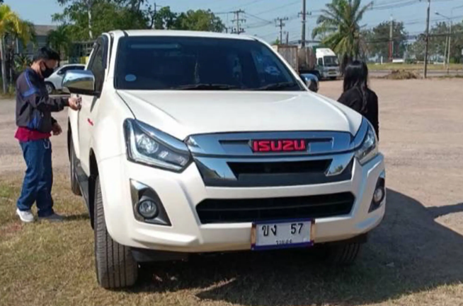 Boontom tưởng vợ ngủ ở ghế sau xe mà không hề biết đã bỏ rơi vợ giữa đường.