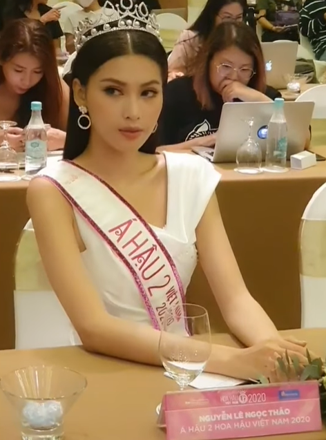 Ngọc Thảo đổi sang biểu cảm sang chảnh, lạnh lùng khi nhìn thấy ống kính máy quay.