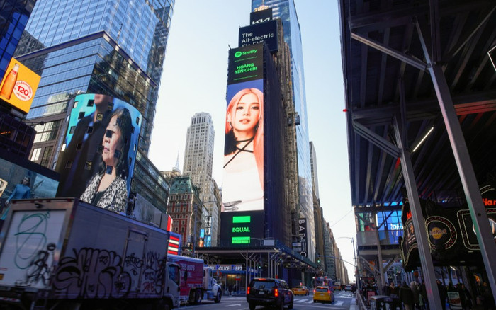 Hoàng Yến Chibi là ca sĩ Việt Nam tiếp theo được vinh danh ở Quảng Trường Thời Đại Mỹ Ảnh 2