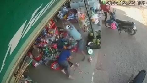 Nghi phạm vung dao chém nạn nhân tử vong (Hình ảnh trích xuất từ camera an ninh)