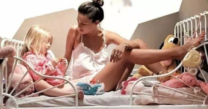 Nữ diễn viên thường chia sẻ hình ảnh cùng một bé gái, được cho là con riêng của cô. 