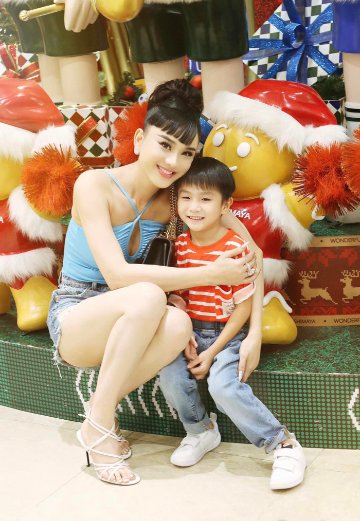 Lâm Khánh Chi dành trọn vẹn khoảng thời gian rảnh cho con trai.