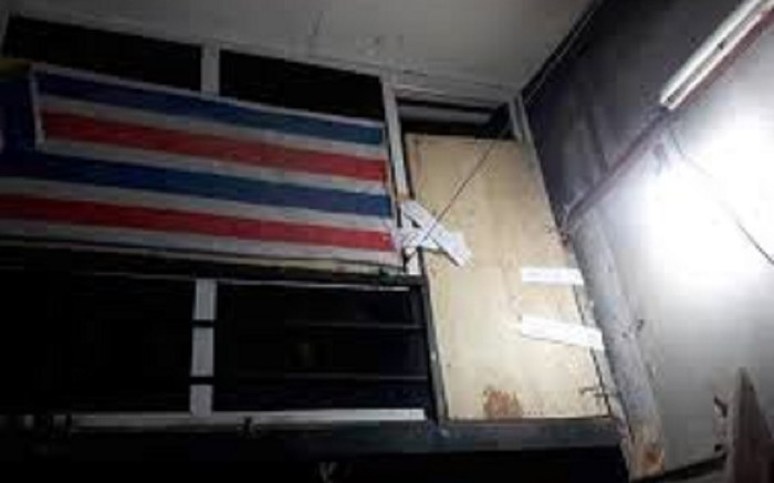 Qua khe thông gió, hàng xóm phát hiện cảnh tượng 'rợn người' trên gác trọ Ảnh 2