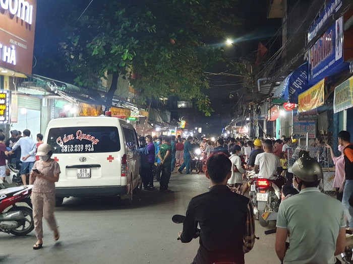 Nhiều người dân hiếu kỳ tập trung tại hiện trường vụ việc theo dõi