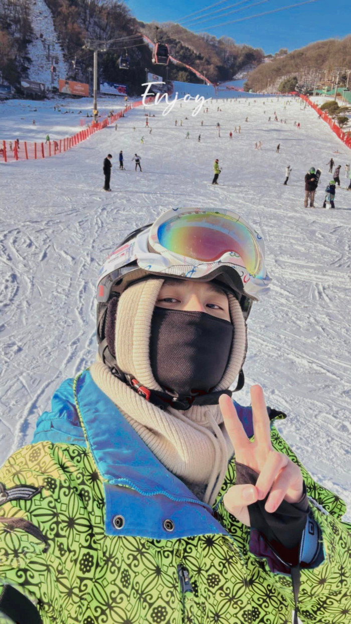 Trịnh Thăng Bình cũng đăng ảnh cùng thời điểm với Hiền Hồ