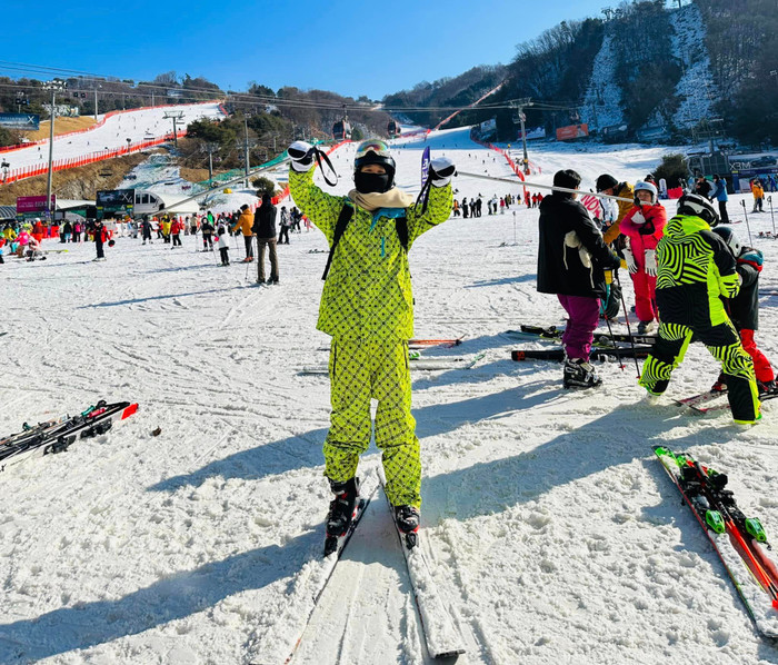 Một sao nam Vbiz xuất hiện cùng điểm Hiền Hồ trượt tuyết, netizen nghi vấn cặp đôi 'đi chơi cùng nhau' Ảnh 3