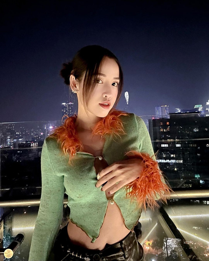 Puka có mặt ở một địa điểm sở hữu góc nhìn rộng, bao quát khung cảnh thành phố