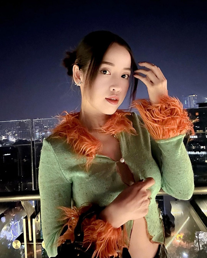 Cô nàng khéo léo che chắn phần 'thiếu vải' nhất của chiếc áo