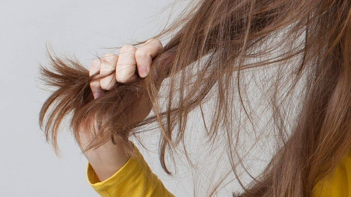 Tóc khô xơ, đứt gãy khi bị thiếu chất
