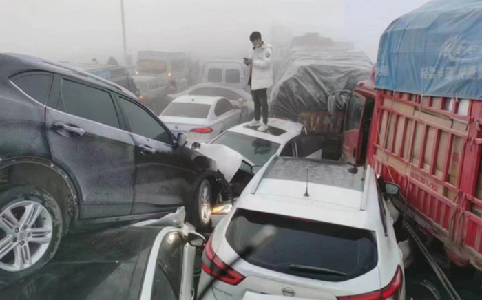 Tai nạn liên hoàn khiến 200 xe cộ 'chất đống' lên nhau trên một cây cầu ở Trung Quốc Ảnh 2