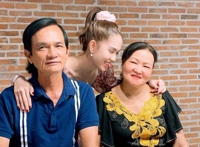 Mỗi khi nhắc đến mẹ kế Ngọc Trinh luôn dành sự tôn trọng với bà bởi bà chăm sóc, yêu thương cô như con ruột mình.