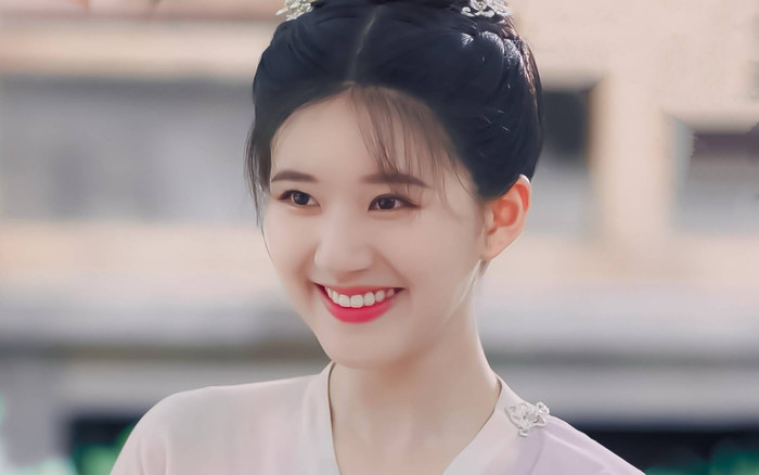 Chưa phải đỉnh lưu, Triệu Lộ Tư đã mắc bệnh ngôi sao, còn để trợ lý thay tất hộ ngay chốn đông người Ảnh 2