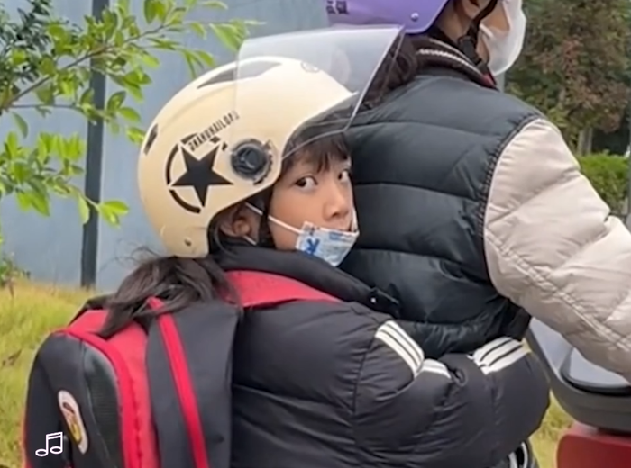 Biểu cảm của bé gái khiến dân mạng thích thú. (Ảnh chụp màn hình).