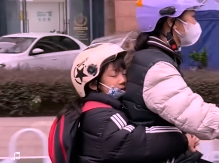 Ôm chặt lấy mẹ khi biết 'hậu quả' sắp đến.