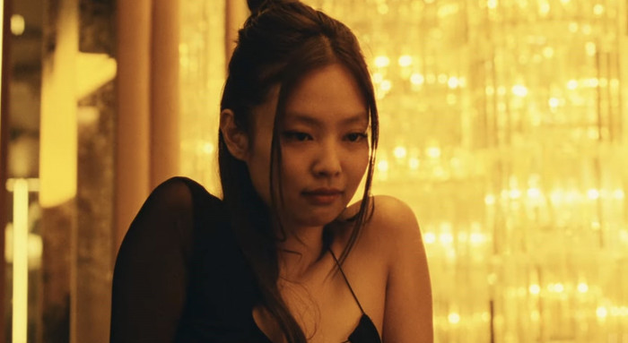  Jennie (BLACKPINK) và 1001 lần bị chỉ trích: Từ ăn mặc phản cảm, chiếm đoạt văn hóa đến ồn ào tình cảm Ảnh 9