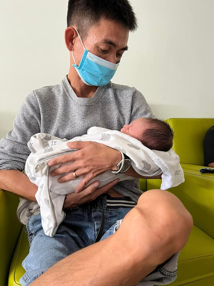 So Y Tiết âu yếm bế con trai đầu lòng 