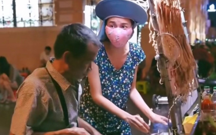 Thùy Tiên vô tư diện đồ bộ đi từ thiện, mẹ ruột tiết lộ sự thật khiến dân tình phì cười Ảnh 2