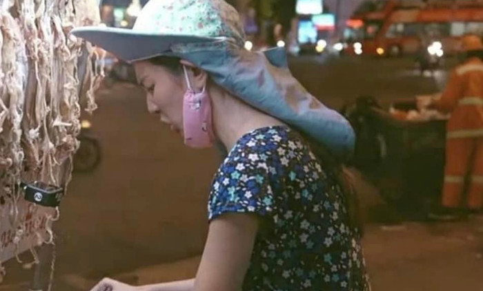 Bà tiết lộ, bộ đồ hoa kia chính là của bà, Thuỳ Tiên đã lấy để mặc đi từ thiện khiến dân tình không nhịn được cười.