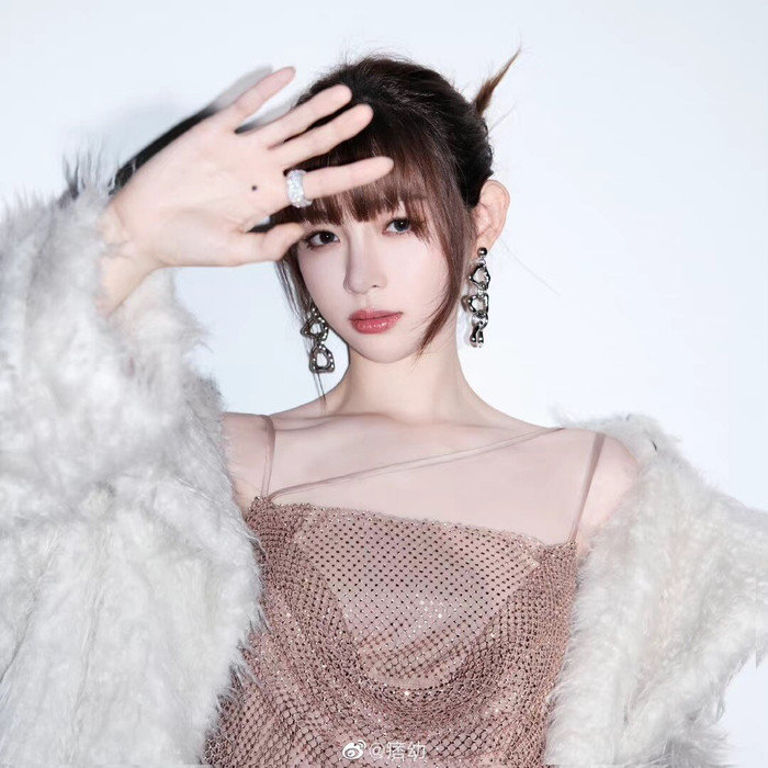 Vì chuyện tình với bạn trai lớn tuổi, nữ người mẫu vô tình nhận về luồng ý kiến tranh cãi không đáng có