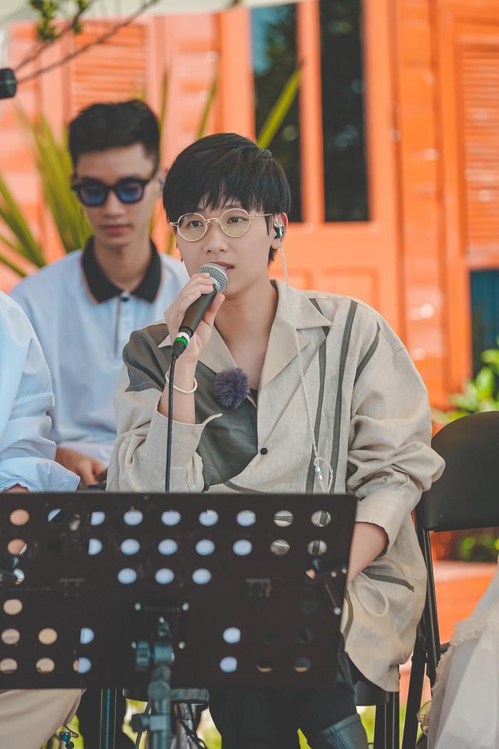 Màn xuất hiện của Tiên Cookie ở vai trò ca sĩ trong Biển Của Hy Vọng (kênh HTV7) mới đây đã khiến khán giả 'đứng ngồi không yên'.