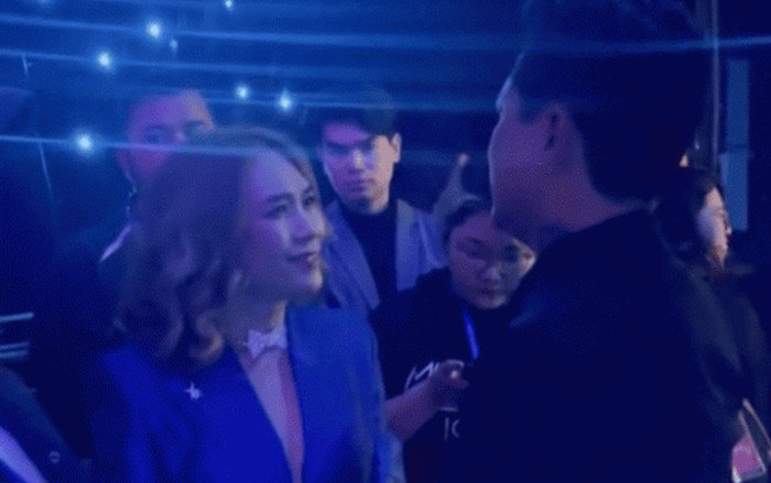 Tuấn Hưng 'tay bắt mặt mừng' khi gặp Mỹ Tâm, không ngần ngại hôn tay đối phương Ảnh 2