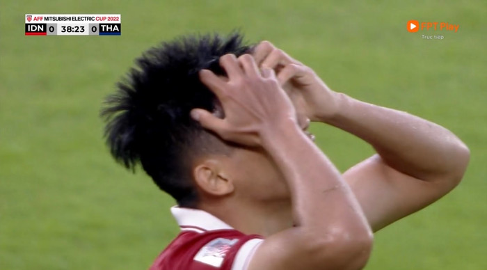 Pha bỏ lỡ của Witan có thể nói hiếm thấy trong lịch sử bóng đá.