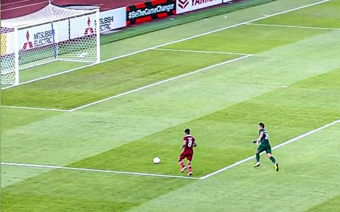 Cầu thủ Indonesia trở thành trò cười khi đá ra ngoài trước khung thành trống của Thái Lan Ảnh 2