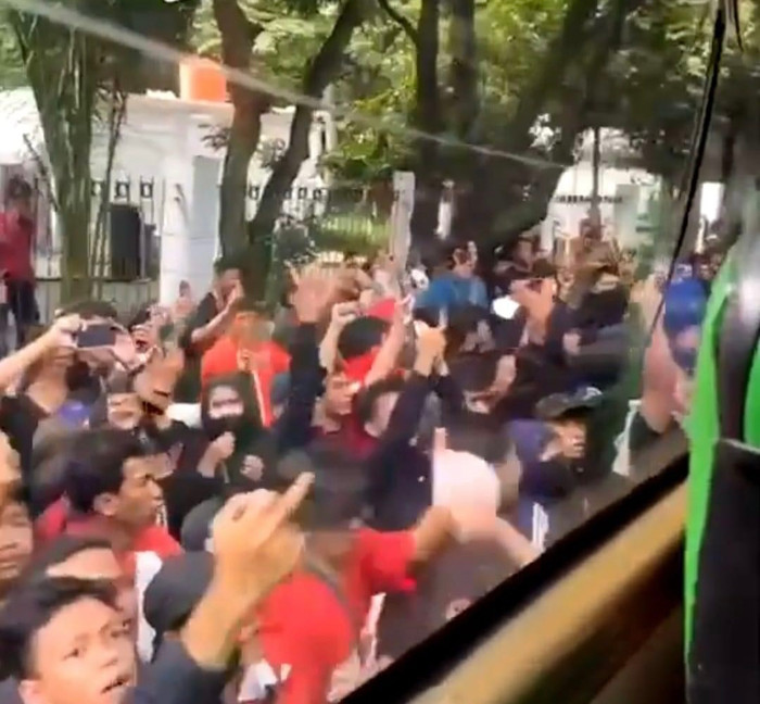 CĐV Indonesia thêm một lần để lại hình vô cùng xấu xí trong mắt người hâm mộ Đông Nam Á. Khả năng AFF sẽ có án phạt cho Indonesia.