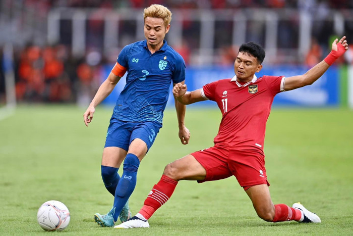 Thái Lan đã may mắn hoà Indonesia 1-1 dù chơi trong cảnh bị dẫn bàn và mất quân vì thẻ đỏ.