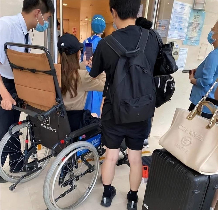 Thích Vy phải ngồi xe lăn sau khi sinh con vì chấn thương ở mắt cá chân.
