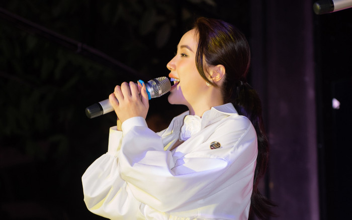Bị phía an ninh ngăn cản khi bắt tay giao lưu cùng khán giả, phản ứng của Bảo Thy khiến ai cũng trầm trồ Ảnh 2