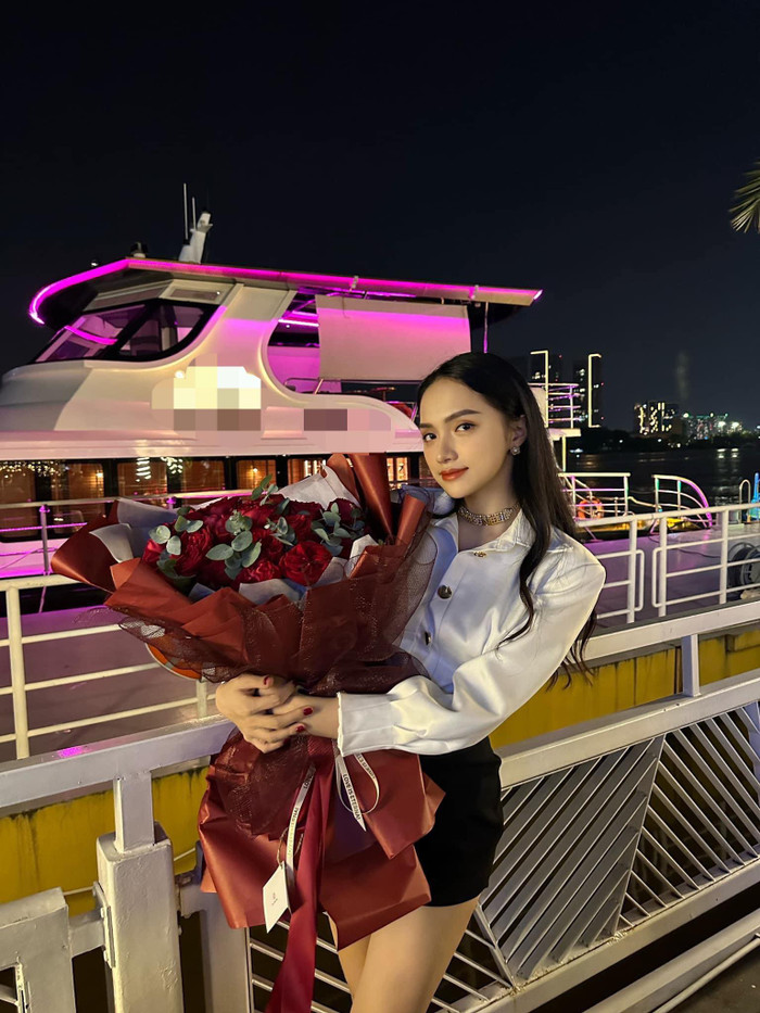 Hương Giang ôm bộ hóa lớn và hào hứng chụp lại khoảnh khắc đón tuổi mới