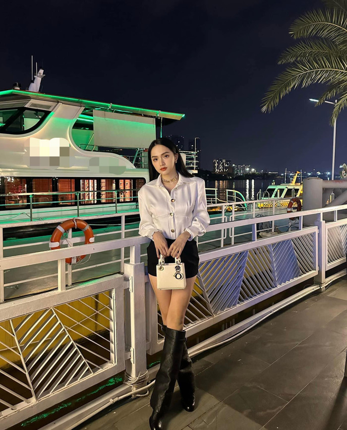 Cô nàng diện trang phục cá tính và đầy thời thượng