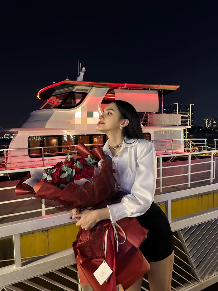 Cô nàng bày tỏ sự vui vẻ khi tạo dáng chụp ảnh với bó hoa hồng lớn