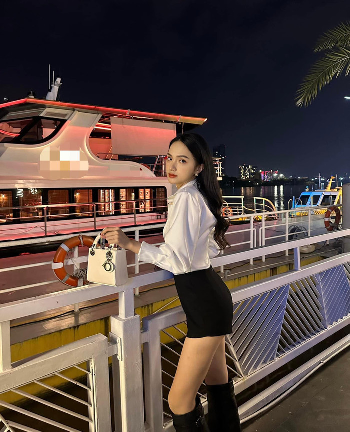 Hương Giang 'lẻ bóng' đón tuổi mới