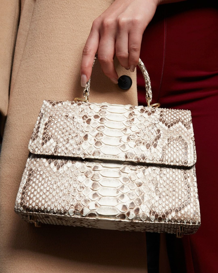 Dính nghi vấn dùng túi da động vật, Miss Universe Thailand đăng ảnh chơi đùa cùng 'bé Na' để chữa cháy Ảnh 4