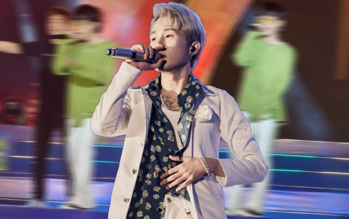 Jack ốm tong teo trên sân khấu mới, gây tranh cãi vì hát nhưng tay cứ ôm khư khư đũng quần Ảnh 2