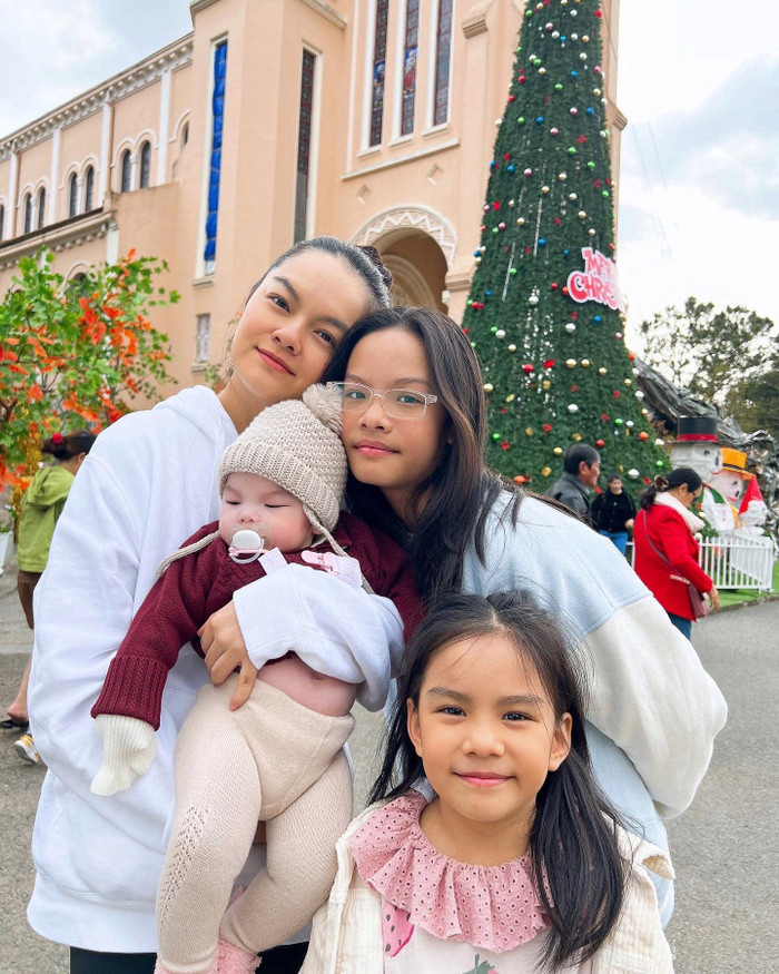 Ba mẹ con nhà Phạm Quỳnh Anh