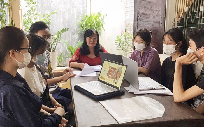 Người phụ nữ viết hàng trăm bức thư xin học bổng cho sinh viên nghèo Ảnh 2