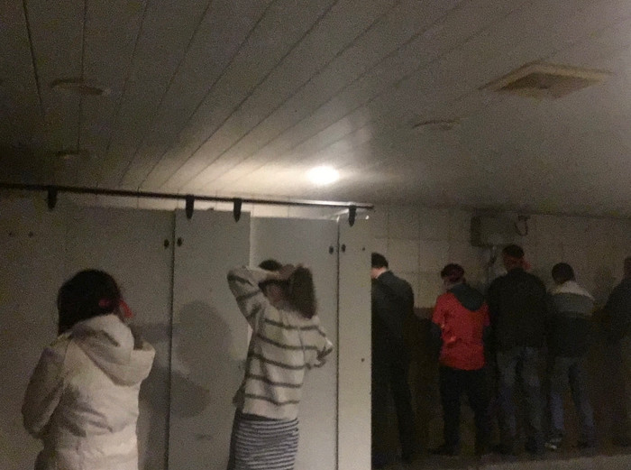 Nhà vệ sinh của sân Mỹ Đình bị nhiều người hâm mộ phản ánh hôi thối, thậm chí từng xảy ra trình trạng cả nam - nữ đi chung một phòng vệ sinh, nhìn rất thiếu văn minh.