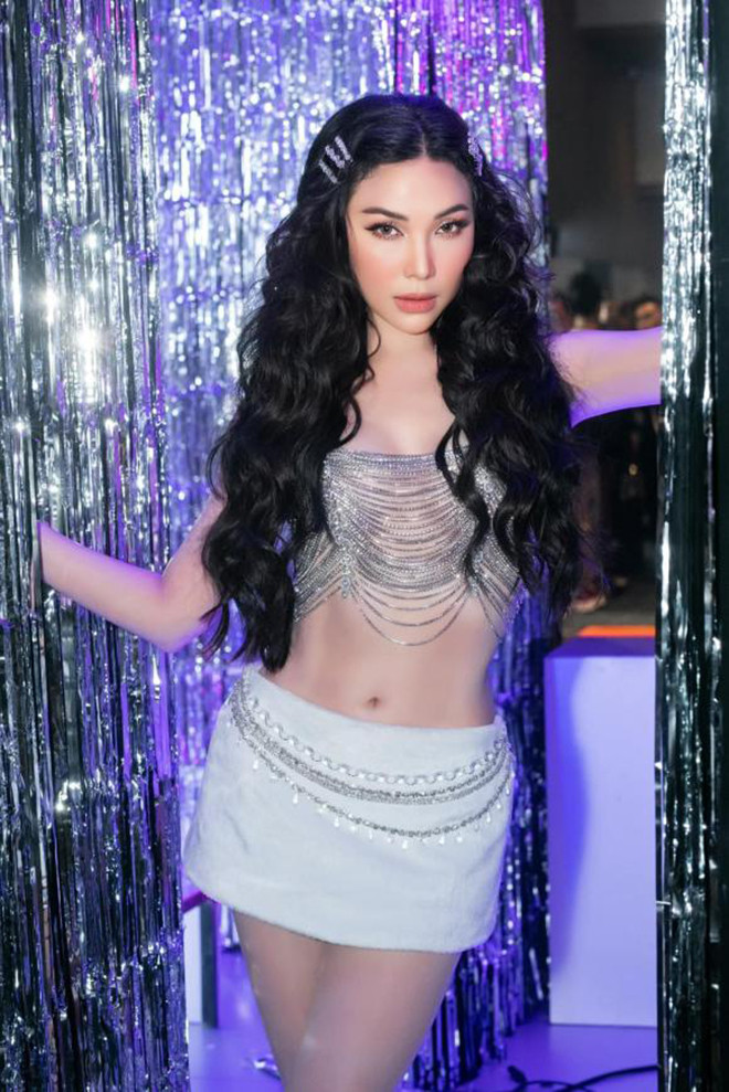 Diệp Lâm Anh và Quỳnh Thư cùng xuất hiện tại một sự kiện tối 29/12.