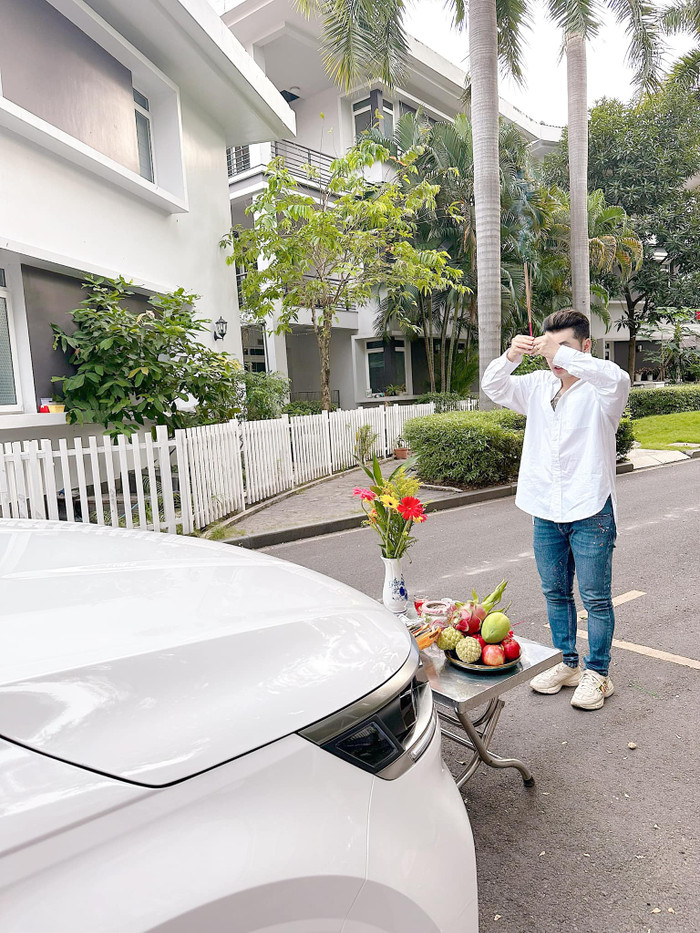 Anh làm lễ cúng cho chiếc xe mới 