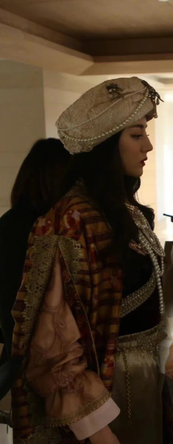 Thậm chí khi chụp trong điều kiện thiếu sáng, nhan sắc của Địch Lệ Nhiệt Ba vẫn vô cùng nổi bật. 