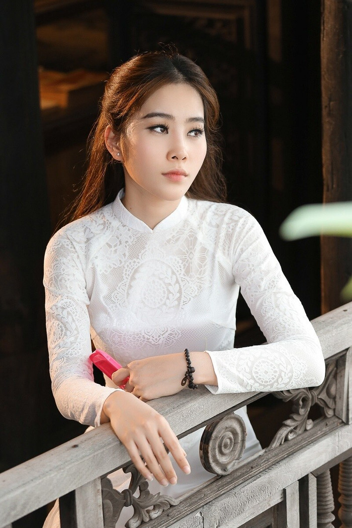 Cô và thầy giáo chủ nhiệm hơn 30 tuổi nảy sinh tình cảm trong 1 lần cô được trường cử đi học, lúc ban đầu cô học trò không hề thấy thích thầy vì Nam Em khi đó rất e dè, nhút nhát.